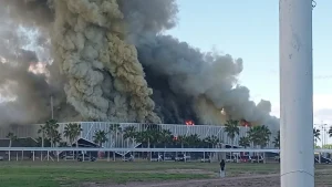 (video)Mendoza: incendio arrasa el Casino de San Martín y aledaños