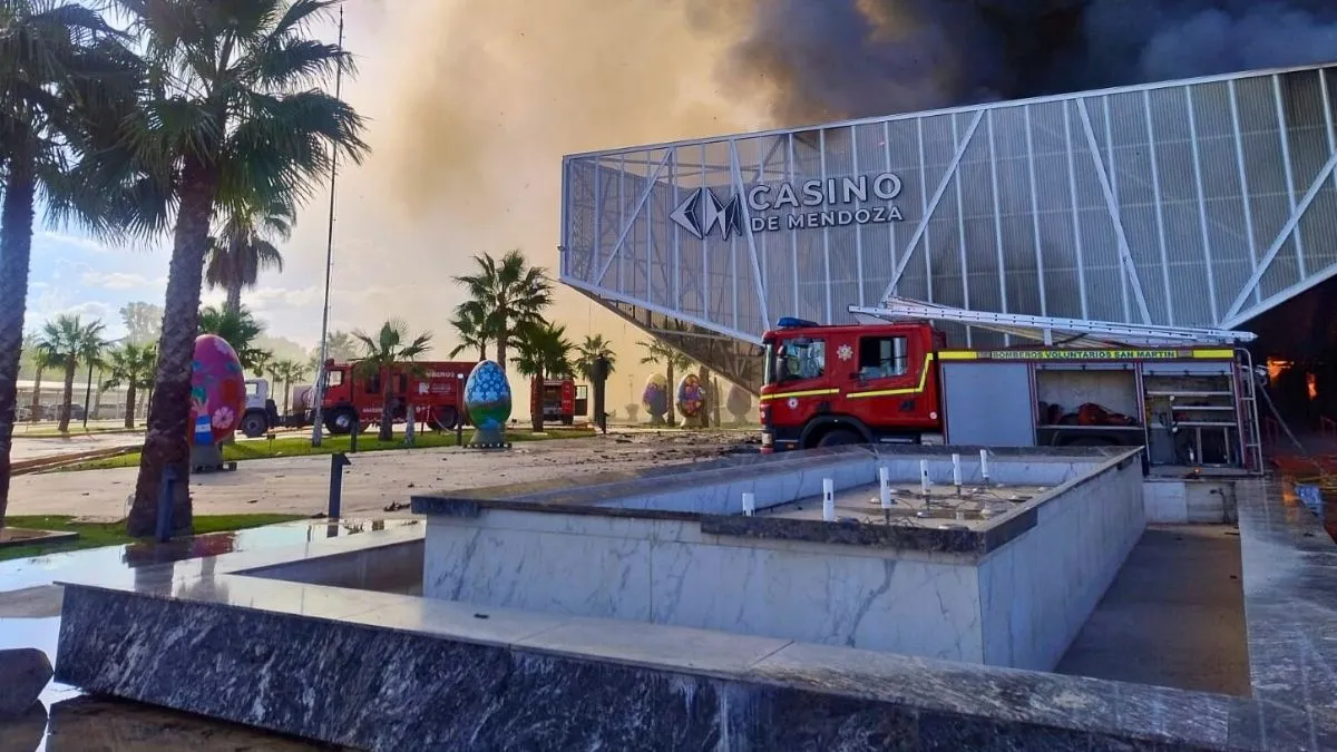 (video)Mendoza: incendio arrasa el Casino de San Martín y aledaños