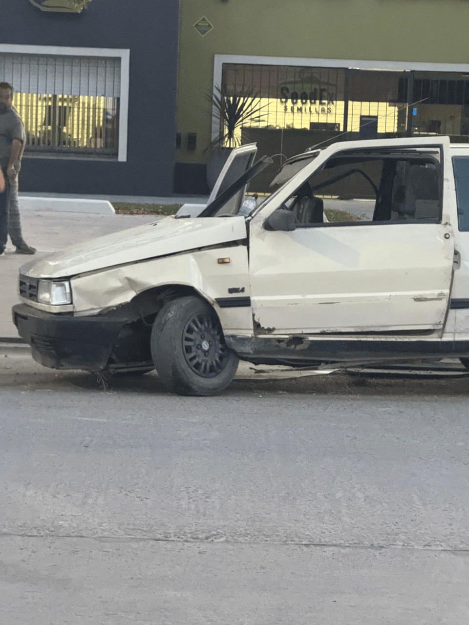 Impactante choque de autos en Caseros y Las Heras
