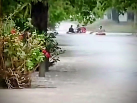 Intensa lluvia en Claromecó: Casas, autos y calles anegadas por el meteoro
