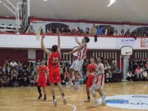 Basquet: Huracán abrió la segunda de la Copa Ciudad ganando el clásico