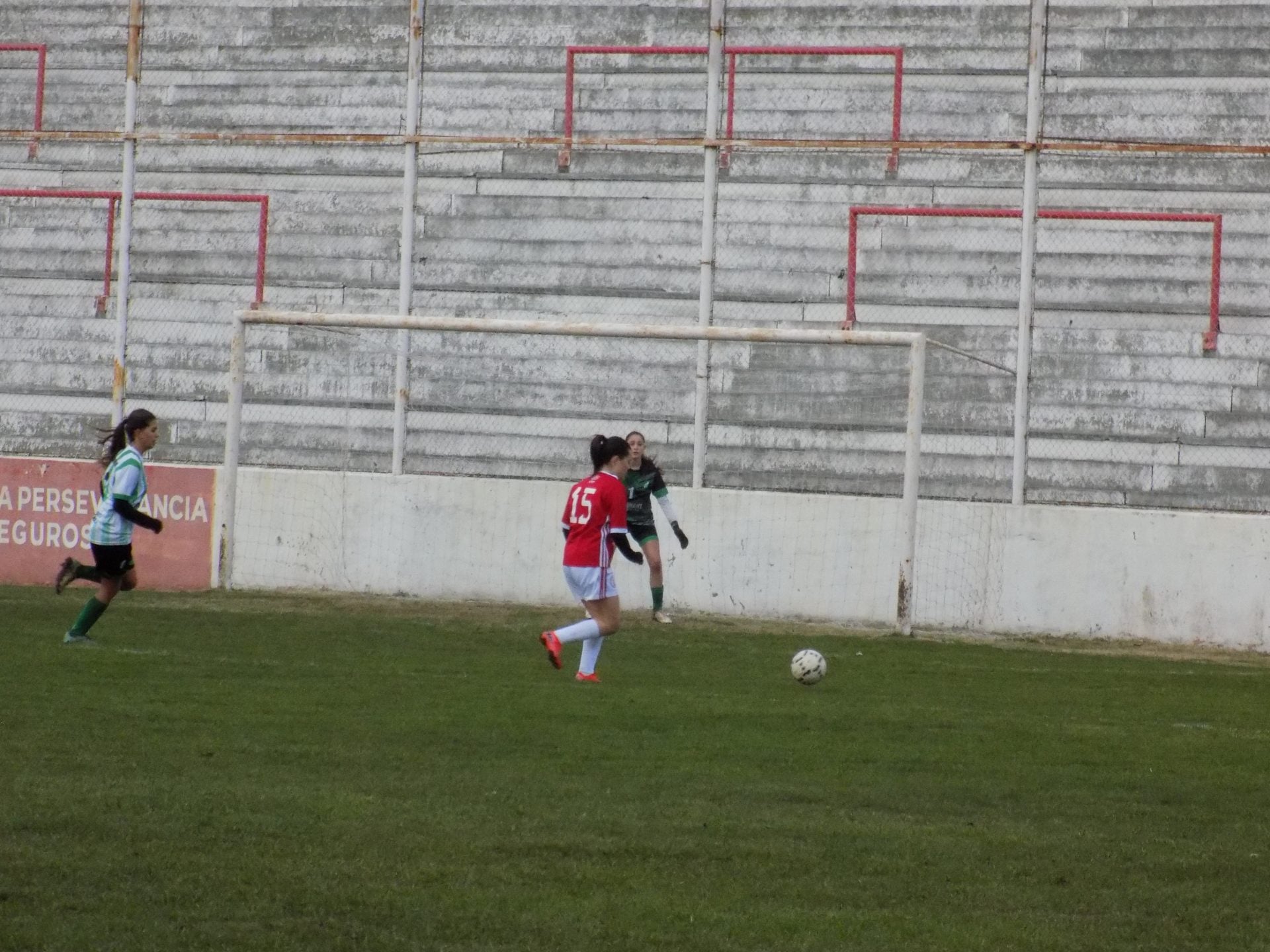 El fútbol femenino empezó con el empate entre Garmense y Huracán