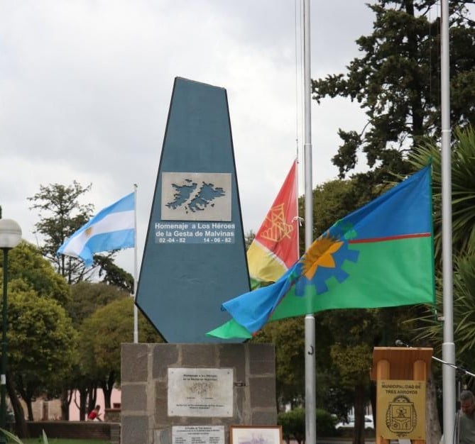 En Plaza Islas Malvinas: Lo golpearon en la cara y le robaron el celular