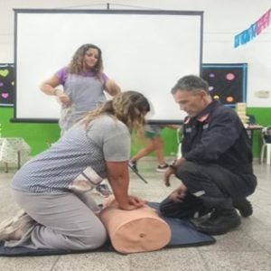 Bomberos brindaron capacitación en Primeros Auxilios en el Jardín 911