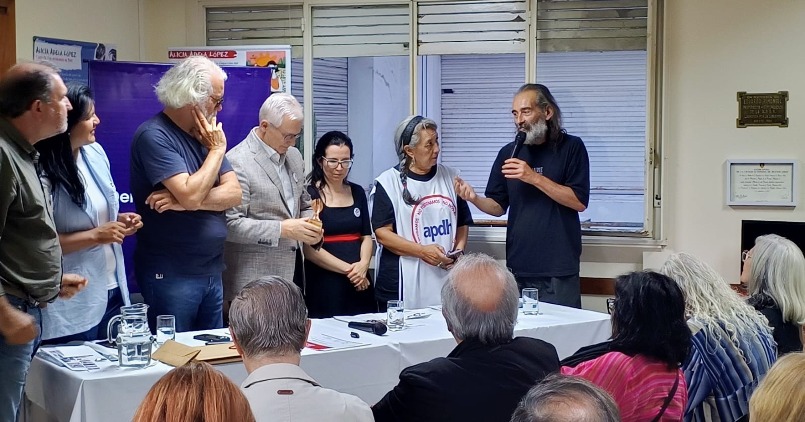 Baltasar Garzón, homenajeado en la APDH con un premio diseñado por el tresarroyense Perico Medina
