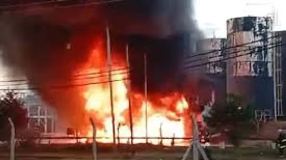 Voraz incendio en una refinería del Parque Industrial en Pilar