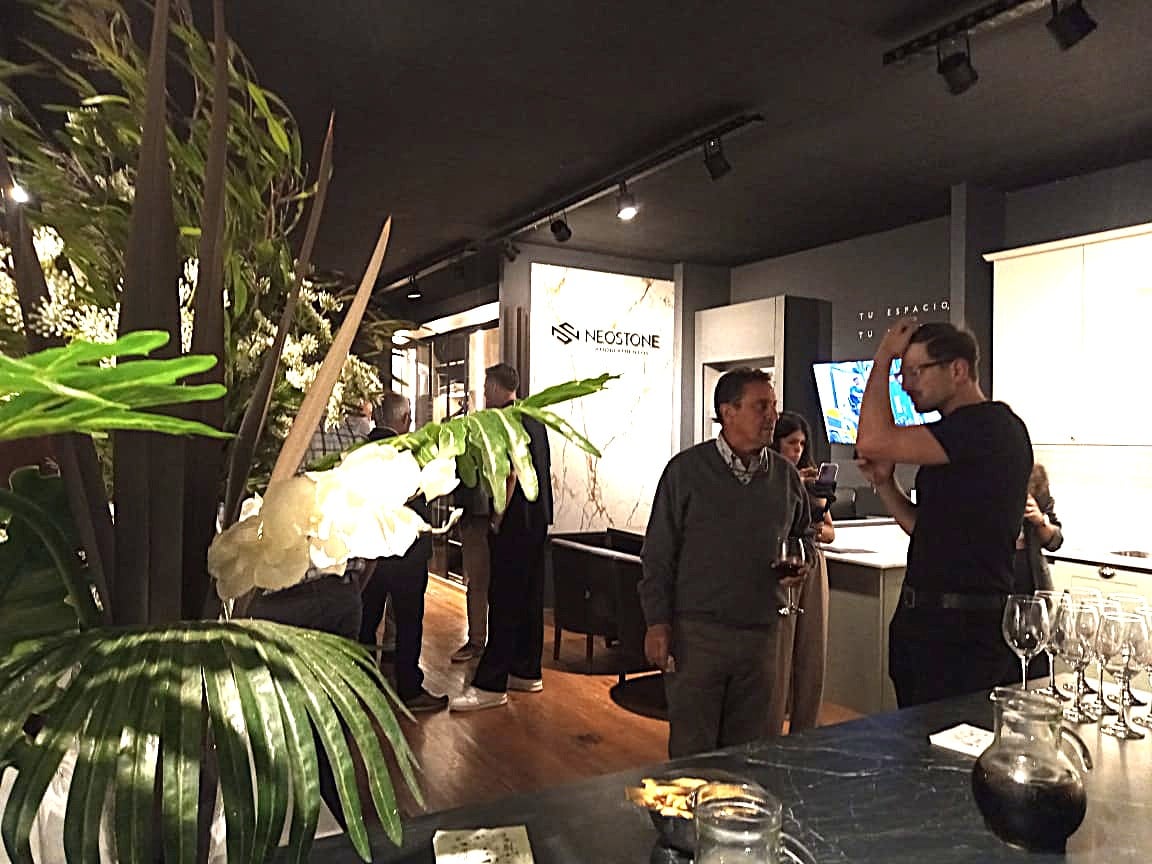 (video)Neostone Tres Arroyos abrió  en 25 de Mayo 365