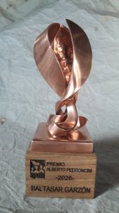 Baltasar Garzón, homenajeado en la APDH con un premio diseñado por el tresarroyense Perico Medina