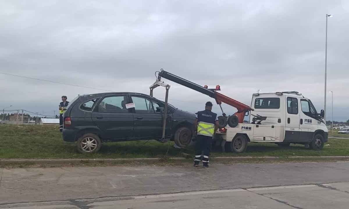 Bahía: Efectivo de la Policía de Seguridad Aeroportuaria alcoholizado volcó en la rotonda de la Caminera