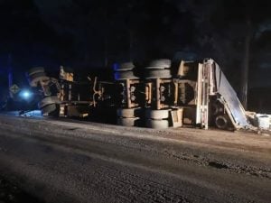 Transportista de nuestra ciudad volcó su acoplado en la Ruta 228. Resultó ileso