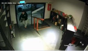 Se llevaba una caja de Fernet y lo “pescaron” justo a la salida (video)