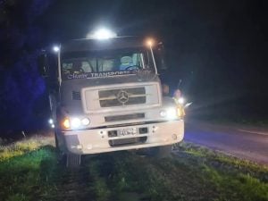 Transportista de nuestra ciudad volcó su acoplado en la Ruta 228. Resultó ileso