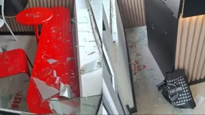 Bahía: Ataque en una heladería. Rompen todo e hieren a un empleado