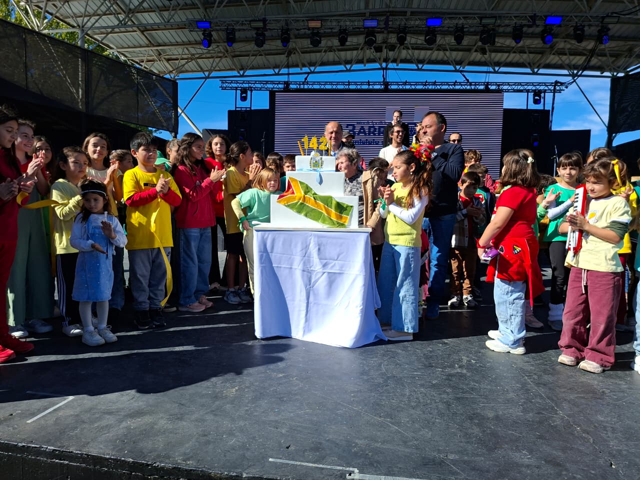 Tres Arroyos celebró sus 142 años con un emotivo acto y gran participación de la comunidad