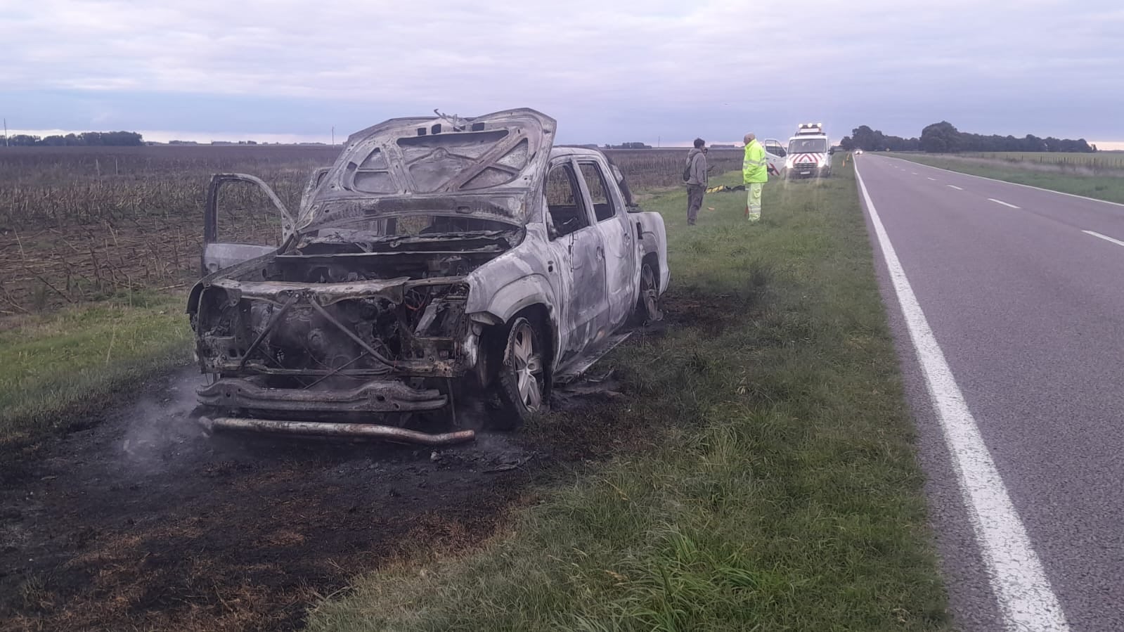 Pérdidas totales en incendio de camioneta sobre Ruta 3
