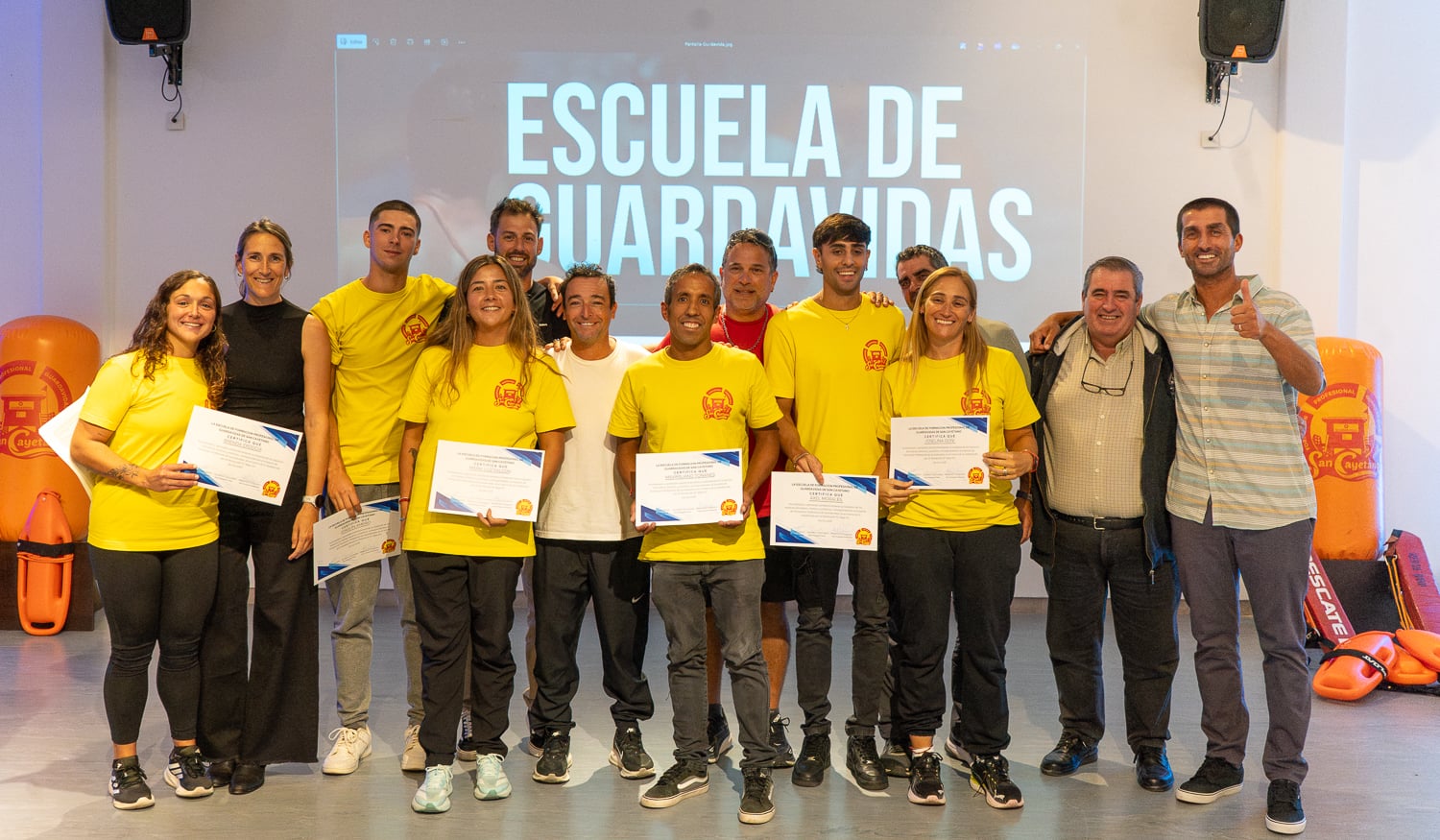 Primeros egresados de la Escuela de Guardavidas de San Cayetano
