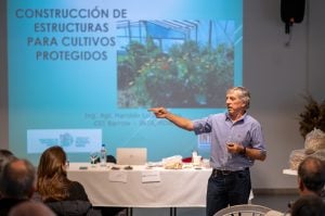 Charla sobre huerta en San Cayetano
