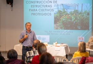 Charla sobre huerta en San Cayetano