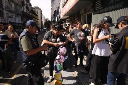 Operativo por inmigrantes ilegales: siete demorados en Once