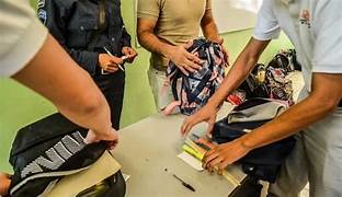 Coronel Rosales: Prohíben ingreso con mochilas, bolsos y carteras a las secundarias públicas