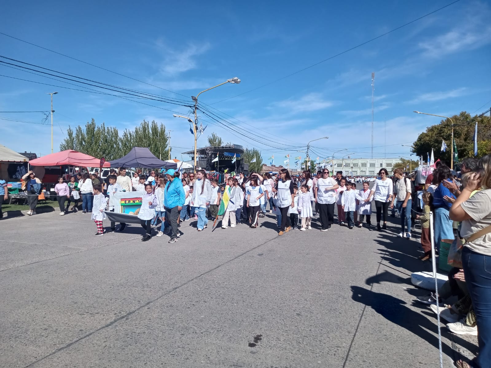 Con el desfile cívico, culminó el acto oficial del aniversario tresarroyense