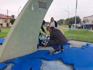 Homenaje y memoria en la colocación de ofrendas en el Monumento a Volpini