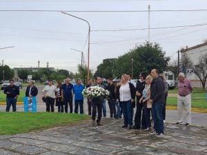 Homenaje y memoria en la colocación de ofrendas en el Monumento a Volpini