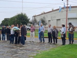 Homenaje y memoria en la colocación de ofrendas en el Monumento a Volpini
