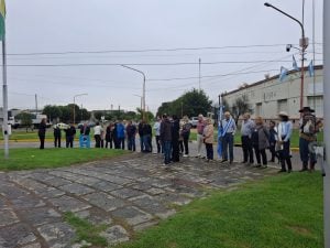 Homenaje y memoria en la colocación de ofrendas en el Monumento a Volpini