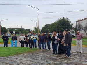 Homenaje y memoria en la colocación de ofrendas en el Monumento a Volpini