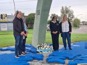 Homenaje y memoria en la colocación de ofrendas en el Monumento a Volpini