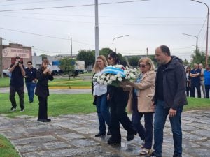 Homenaje y memoria en la colocación de ofrendas en el Monumento a Volpini