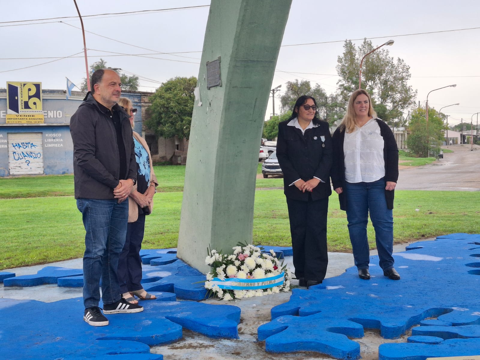 Homenaje y memoria en la colocación de ofrendas en el Monumento a Volpini