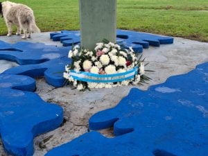 Homenaje y memoria en la colocación de ofrendas en el Monumento a Volpini