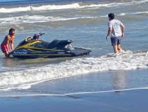 (video) Navegaban y se quedaron si motor: Rescate conjunto de Prefectura y Guardavidas