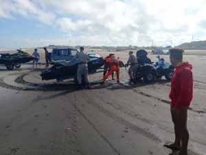 (video) Navegaban y se quedaron si motor: Rescate conjunto de Prefectura y Guardavidas