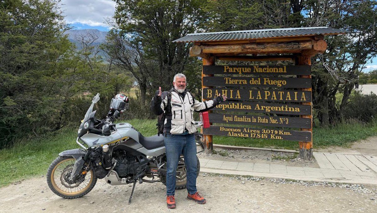 (audio) A los 60 años, cambió la fábrica por la moto y salió a viajar por el mundo