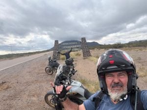 (audio) A los 60 años, cambió la fábrica por la moto y salió a viajar por el mundo