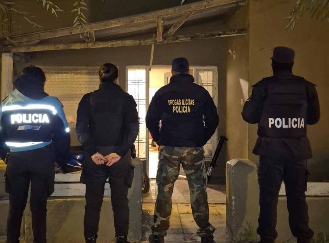 Impresionante operativo policial en la madrugada: 6 presos, 8 allanamientos, droga secuestrada (video)