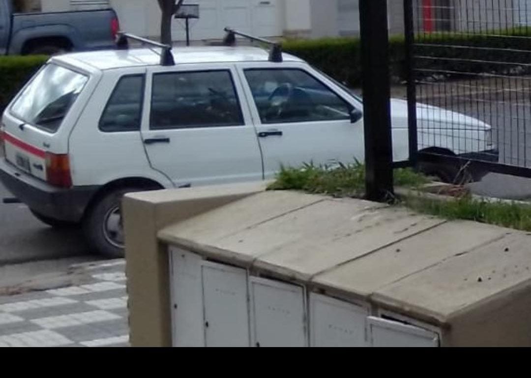 Estaba estacionado en calle Castelli: Robaron Fiat Uno blanco en la madrugada
