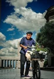 (Audio)Nino Brizuela planta y vende platines en su bicicleta