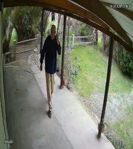 (video)Indignación en Copetonas: Sujeto roba y además hace sus necesidades en la entrada