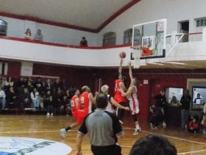 Básquet: Huracán voló alto y disputará la final