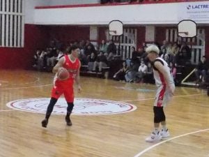 Básquet: Huracán voló alto y disputará la final