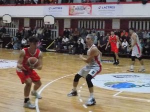 Básquet: Huracán voló alto y disputará la final