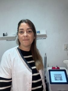 (video)En su Centro de Estética Monísima,  Vanesa Dupuy borra tatuajes con láser