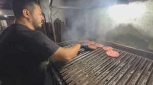 (audio)Estuvo preso, abrió un comercio y hoy vende 400 hamburguesas por día