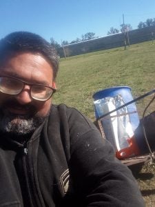 Alimenta a 80 perros callejeros por día: “a veces me quedo sin comer para darles a ellos”, dijo Cristian Monserrat