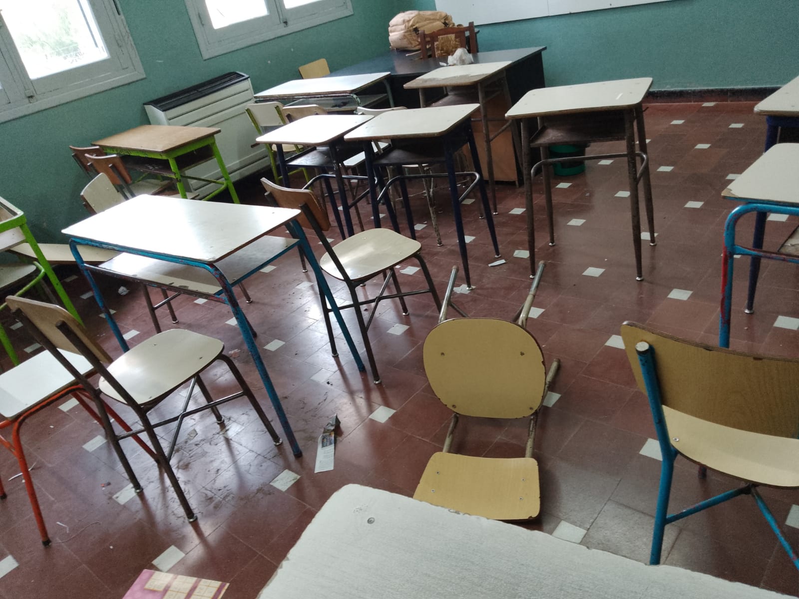 En la Escuela 26: Padres se quejan de que el secundario deja aulas y baños sin higiene