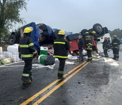Este mediodía: Volcó el acoplado de camión a kilómetros de Pringles
